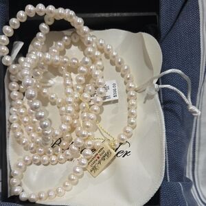 BNWT Elegant Pearl Necklace
